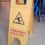 dzeltena brīdinājuma zīme par slidenu grīdu