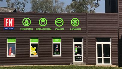 Brūna veikala fasāde ar izkārtni