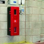 Plastikāta kaste, 9-12 kg ugunsdzēsības aparāta izvietošanai, 830x310x265 (ar stiklu)