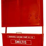 sarkans ugunsdzēsības stends ar kasti smiltīm